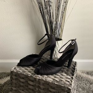 **WOMENS SHOES** BRAND: Michael Shannon SIZE: 9.5M